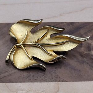 Vintage Modernist Mid-century MCM Leaf Figural GoldTone Brooch Pin